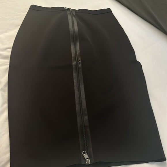 Black banana republic midi skirt - Picture 2 of 4